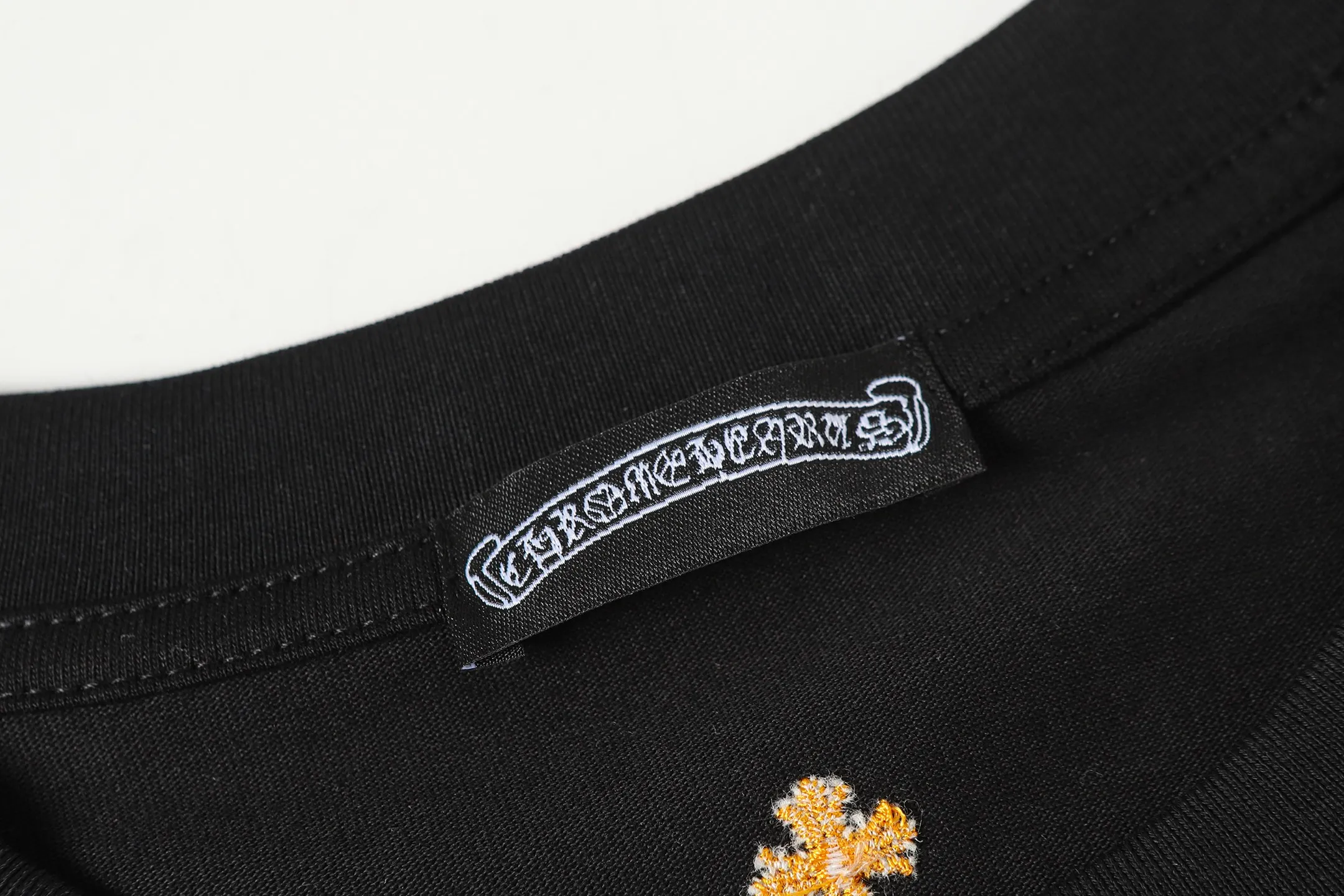 P160 Chrome Hearts CH Chrome Hearts Heavy Industry Horseshoe Sanskrit appliqué embroidered short-sleeved T-shirt. Use imported Tajima machine embroidery. Correct configuration. Black 2025 Chrome Hearts ZP packaging. 260 grams of custom-dyed double yarn cotton. Large version. Loose and stylish. Different from low version, slim and long version, upper body and hip stretch. 100% commitment: top quality. Not fast food. Highest version on the market. Top quality - different from ordinary versions on the market. If you care about quality. You must also respect the price. Absolutely zero after-sales service. The return rate so far is 0. It’s hard not to love the style. - 260g custom-dyed double yarn fabric. - Correct high-density main mark, washed tag, hand-sewn.
